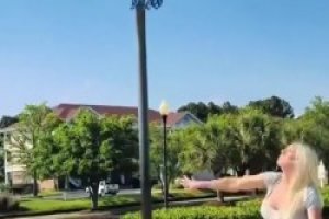 我想上去跟她比试比试！外网爆火的女网红梅里兰打篮球！