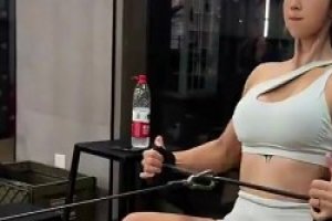 女汉子！感受下张曼源这力量训练，这块头比很多吧友都壮吧